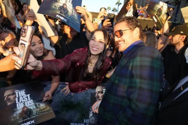 Picu Rumor Asmara dengan Jennifer Aniston, Pedro Pascal Tersenyum Lebar di Premiere The Last of Us