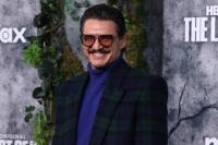 Pedro Pascal tersenyum lebar di karpet merah premiere The Last of Us Season 2 di TCL Chinese Theatre, Hollywood, California, Senin malam (24/3/2025). (FOTO: FILM MAGIC)