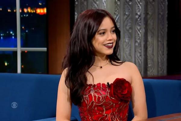 Jenna Ortega Pakai Gaun Mini Mawar Kaca, Indah Sekaligus Menyakitkan