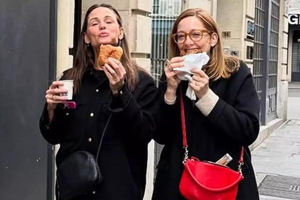 Syuting Film The Last Thing He Told Me, Jennifer Garner dan Judy Greer Jalan-jalan Bareng di Paris