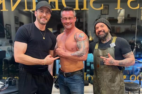 Chris Evans Kejutkan Penggemar Berat Captain America yang Menato Lengannya