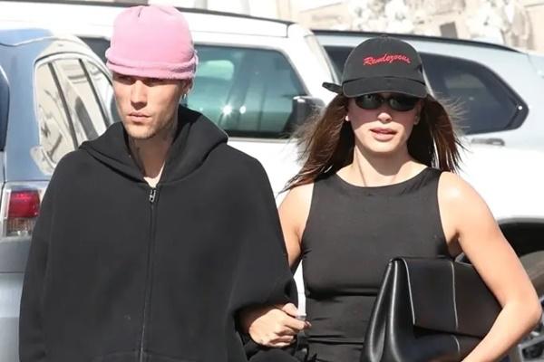 Justin Bieber dan Hailey Bieber tampak kompak mengenakan outfit serba hitam saat bergandengan tangan menuju sebuah restoran di Los Angeles, Sabtu (5/4/2025). (FOTO: BACKGRID) 