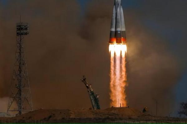Utusan Putin Puji Kerjasama Luar Angkasa saat Roket Rusia dengan Astronot AS Lepas Landas