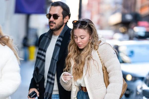 Terlihat Bersama Usai Pernikahan Batal, Inilah Fakta Hubungan Sydney Sweeney dan Jonathan Davino