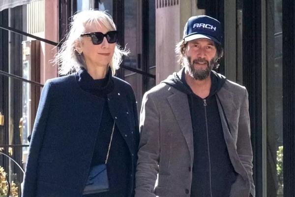 Keanu Reeves Gandeng Tangan Alexandra Grant saat Kencan Siang di London