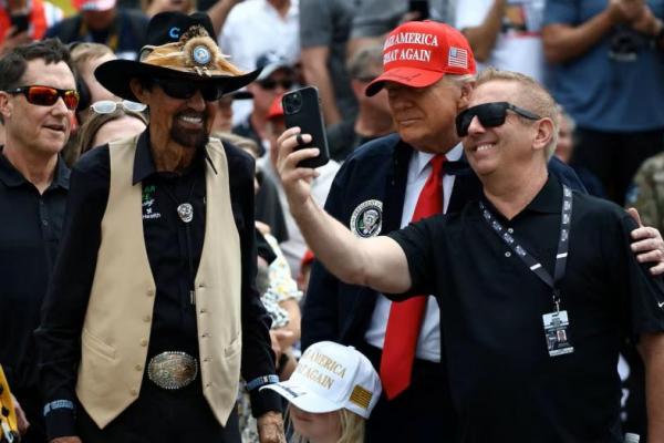 Trump Tidak Kenakan Tarif pada Ponsel, Komputer, dan Barang Elektronik China