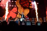 Saking Panasnya Tampil di Coachella 2025, Green Day `Bakar` Pohon Palem di Dekat Panggung