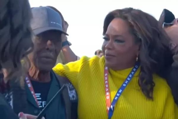 Oprah Menangis Melihat Sahabatnya Gayle King Terbang ke Luar Angkasa Bersama Katy Perry