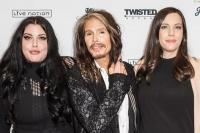 Nonton Konser Aerosmith, Liv Tyler dan Mia Tyler tak Tahu Mereka Punya Ayah yang Sama Steven Tyler