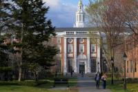Serangan Trump terhadap Mahasiswa Asing Harvard Targetkan Pendapatan Utama Universitas