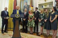 Pelantikan Dr. Oz Berubah Kacau saat Cucu Perempuannya Pingsan Selama Pidato Donald Trump