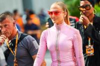 Jennifer Lopez Menarik Perhatian dengan Catsuit Ketat Pink di Grand Prix F1 di Arab Saudi