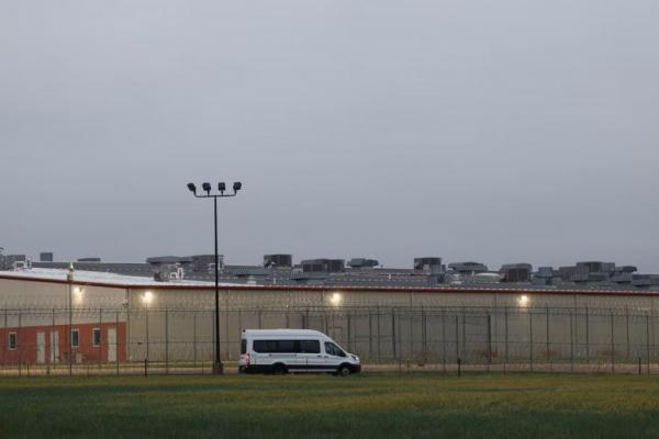 Untuk Sementara, Mahkamah Agung AS Hentikan Deportasi Warga Venezuela