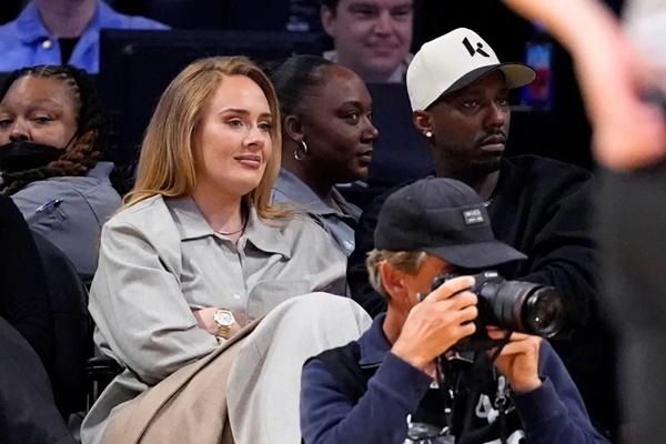 Rehat dari Industri Musik, Adele Terlihat Santai Nonton Pertandingan Bersama Tunangannya Rich Paul