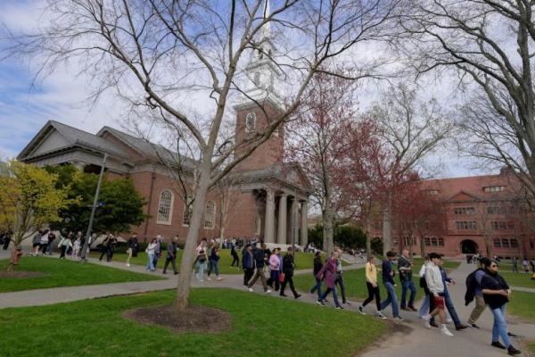 Trump Sebut akan Cabut Status Bebas Pajak Harvard