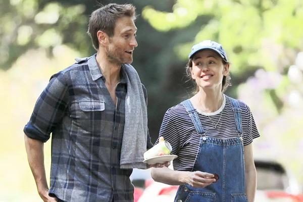 Digosipkan Putus Gara-gara Ben Affleck, Begini Hubungan Jennifer Garner dan Kekasihnya John Miller