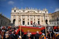 Paus Fransiskus Disemayamkan, Umat Katolik Berkumpul di Roma Ucapkan Selamat Tinggal