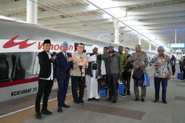 Whoosh Antar 17 Dubes Afrika Rayakan 70 Tahun KAA di Bandung