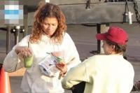 Penampilan Publik Pertama Sejak Bertunangan, Tom Holland Kunjungi Zendaya di Lokasi Syuting Euphoria