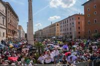 Sehari Setelah Pemakaman, Ribuan Orang Kunjungi Makam Paus Fransiskus di Roma