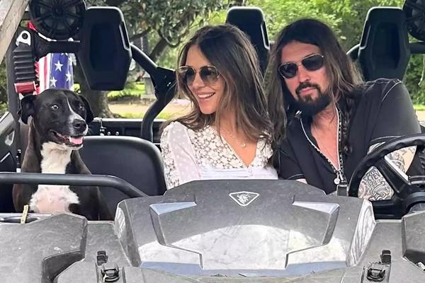 Romansa Supermodel Inggris Elizabeth Hurley dan Billy Ray Cyrus Makin Memanas