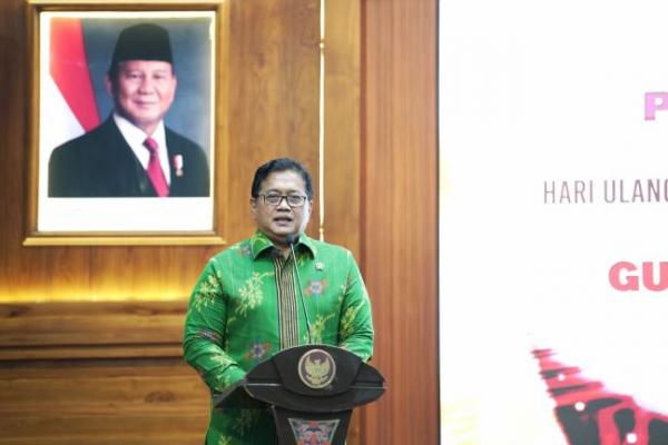 Viva Yoga Raih Penghargaan PWI Jawa Timur sebagai Tokoh Penyelaras Demografi Nasional