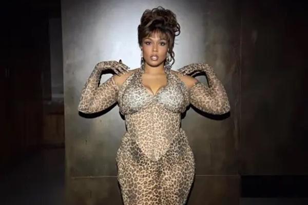 Rayakan Ulang Tahun Ke-37, Lizzo Tampil Liar dengan Korset Macan Tutul