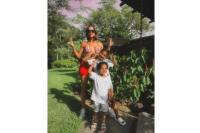Liburan Bareng Dua Anaknya, Khloe Kardashian Pamer Perut Sixpack
