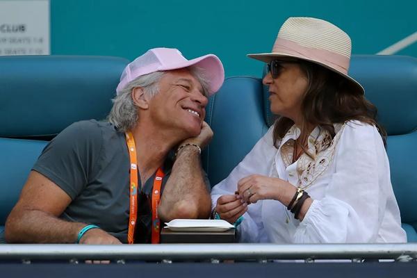HUT Ke-36 Pernikahan, Jon Bon Jovi Beri 36 Tangkai Mawar Merah untuk Sang Istri Dorothea