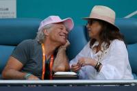 HUT Ke-36 Pernikahan, Jon Bon Jovi Beri 36 Tangkai Mawar Merah untuk Sang Istri Dorothea