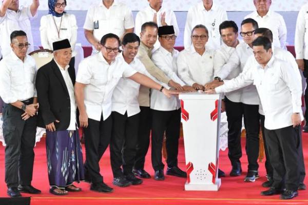 Bersama Menko Pangan, Mendes Yandri Hadiri Pertemuan Kades se-Jatim