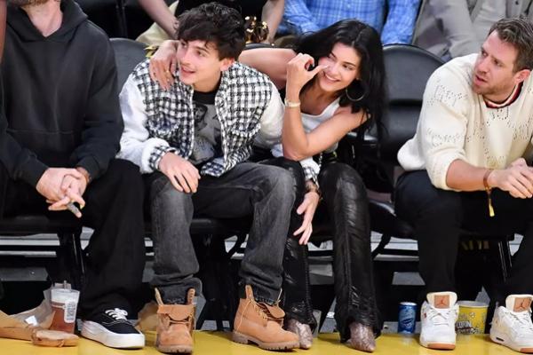 Kencan Penuh Cinta, Kylie Jenner dan Timothee Chalamet Pamer Kemesraan di Pinggir Lapangan