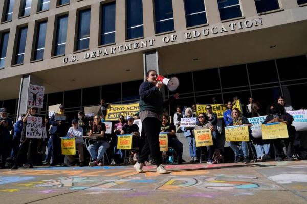 Seratus Hari Trump: Dipuji Konservatif, Dikritik  Kelompok Perlindungan HAM