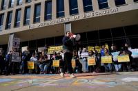 Seratus Hari Trump: Dipuji Konservatif, Dikritik  Kelompok Perlindungan HAM