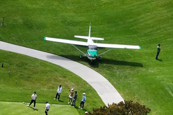 Pesawat Kecil Mendarat Dramatis Hanya Beberapa Meter dari Pemain Golf