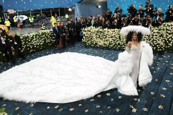 Diana Ross Tutup Karpet Met Gala 2025 dengan Selendang Besar Berukuran 18 Kaki