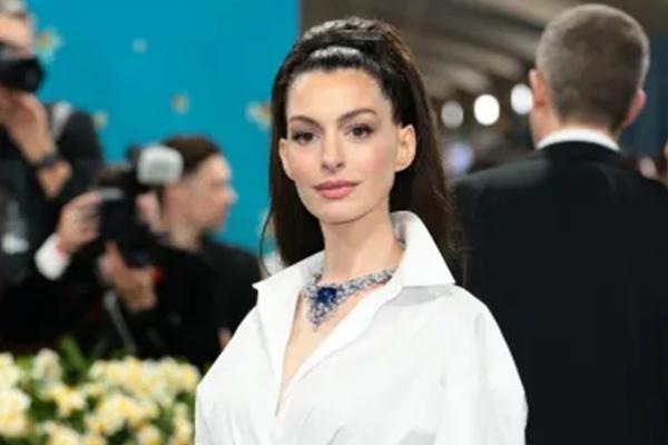 Tampak Lebih Muda di Met Gala 2025, Anne Hathaway Picu Rumor Operasi Plastik