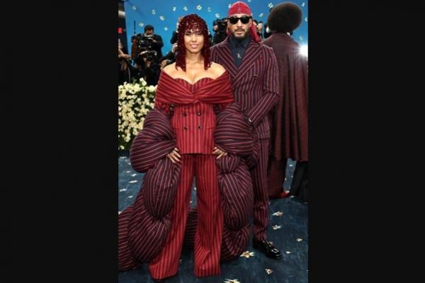 Met Gala 2025, Alicia Keys dan Suaminya Swizz Beatz Kompak Pakai Setelan Bergaris Merah Cerah