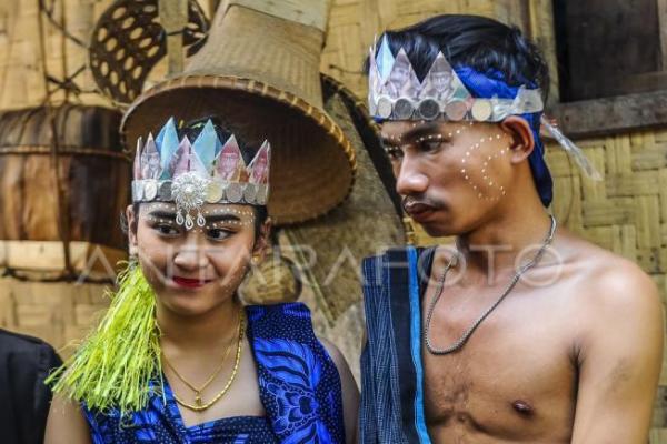Romantisme Meminang Calon Istri Suku Baduy
