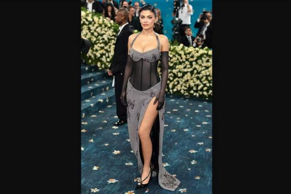 Met Gala 2025, Kylie Jenner Tampil Garang dengan Gaun Ferragamo Korset Hitam