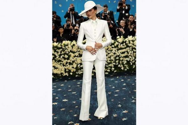 Met Gala 2025, Zendaya Tampil Serba Putih dengan Setelan Louis Vuitton