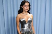 Met Gala 2025, Jenna Ortega Pakai Gaun Perak Terbuat dari Penggaris Logam