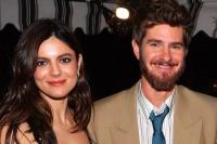 Andrew Garfield Beri Pelukan Manis untuk Monica Barbaro Usai Debut di Met Gala 2025
