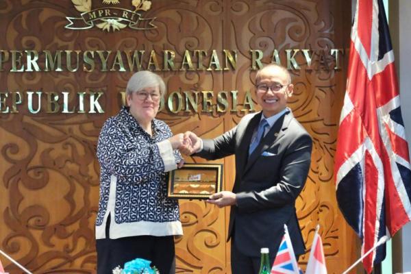 Terima Utusan Khusus Inggris, Eddy Soeparno Jelaskan Target Ketahanan Energi Prabowo