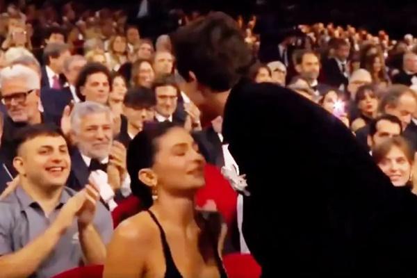 Penggemar Soroti Momen Memalukan, Ciuman Kylie Jenner Ditolak Timothee Chalamet