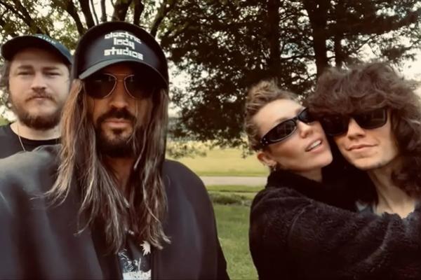 Berseteru Sekian Lama, Miley Cyrus Kembali Bertemu dengan Ayahnya Billy Ray Cyrus