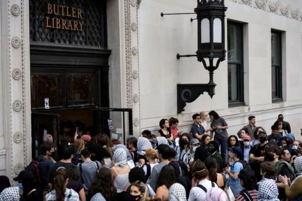 Universitas Columbia Menskors Puluhan Mahasiswa pro-Palestina atas Pendudukan Perpustakaan