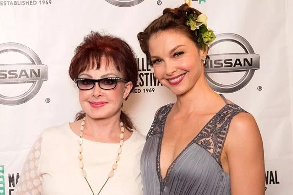 Naomi Judd Bunuh Diri, Ini yang Dikatakan Ashley Judd saat Peluk Ibunya yang Sekarat