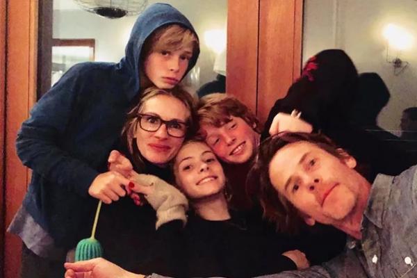 Rayakan Hari Ibu, Suami Julia Roberts Bagikan Foto Langka Bersama Tiga Anak Mereka