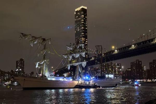 Kapal Cuauhtemoc Berpenumpang Lebih dari 200 Orang Tabrak Jembatan Brooklyn